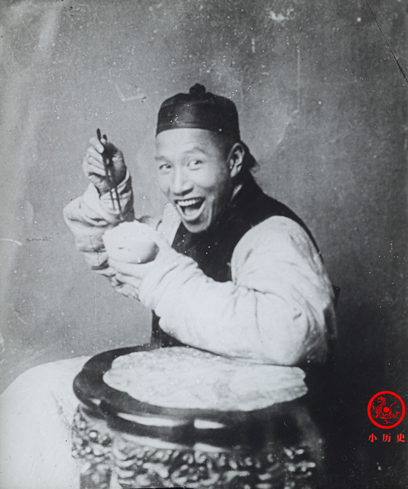 老照片|老照片：晚清“吃播”，饭菜寒酸，吃碗米饭就开心不已