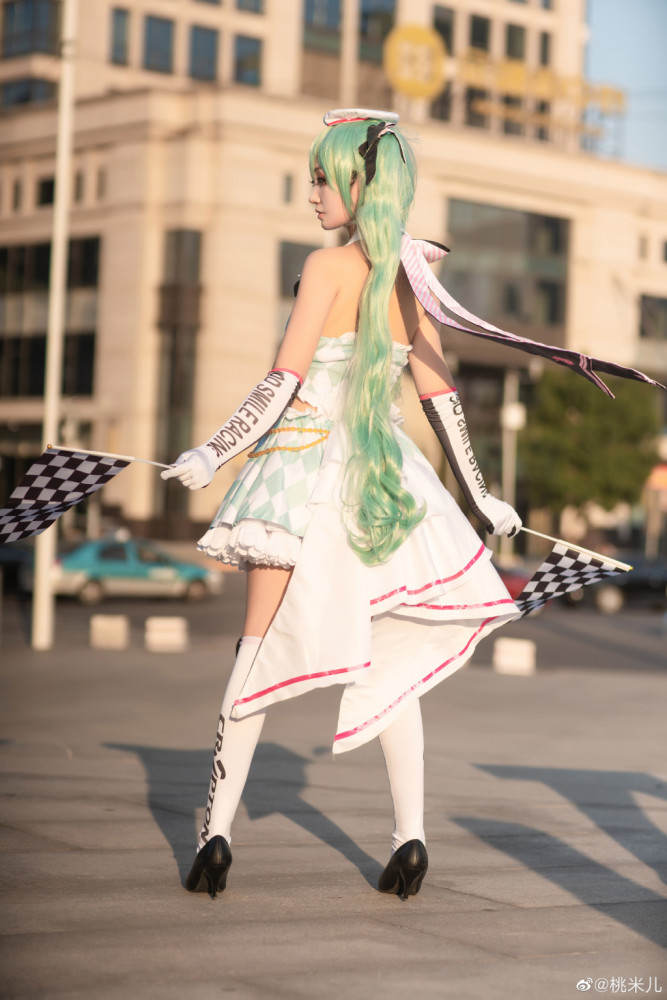 初音未來賽車娘cos,夕陽灑下了光輝,讓美少女更加元氣