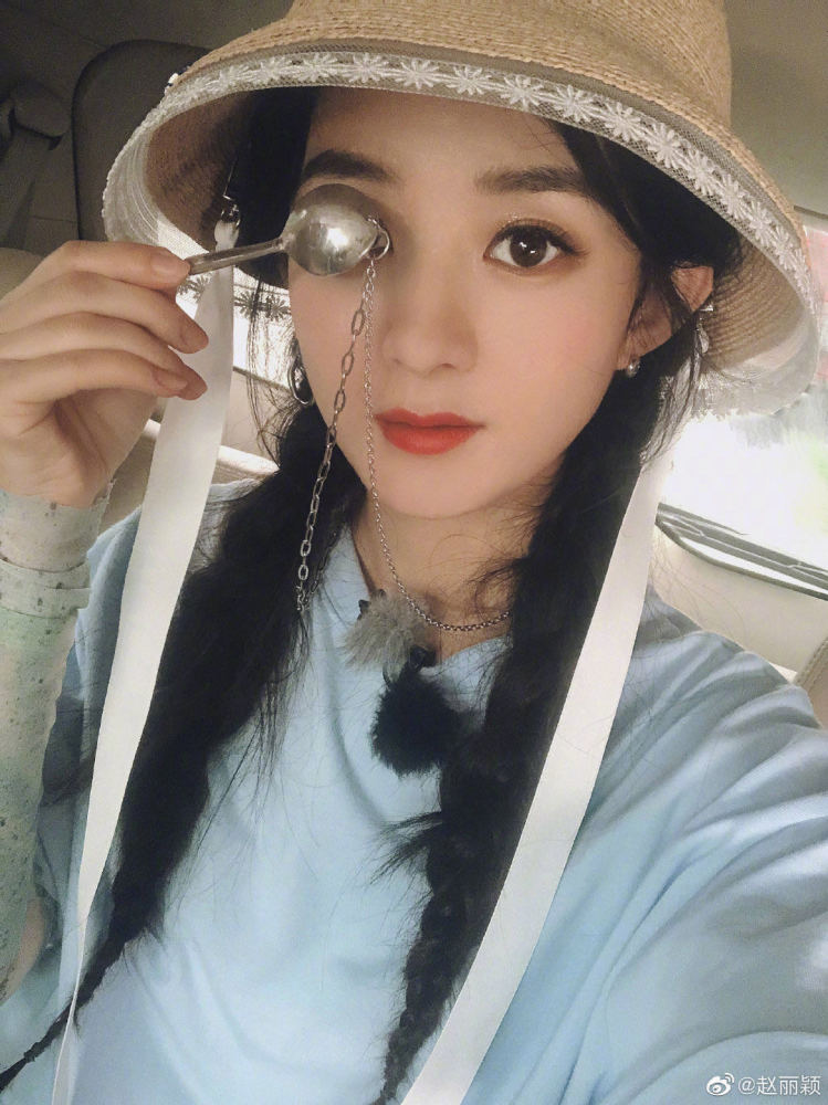 赵丽颖|赵丽颖晒18宫格，整体一看仿佛“消消乐”，是很努力在凑自拍了