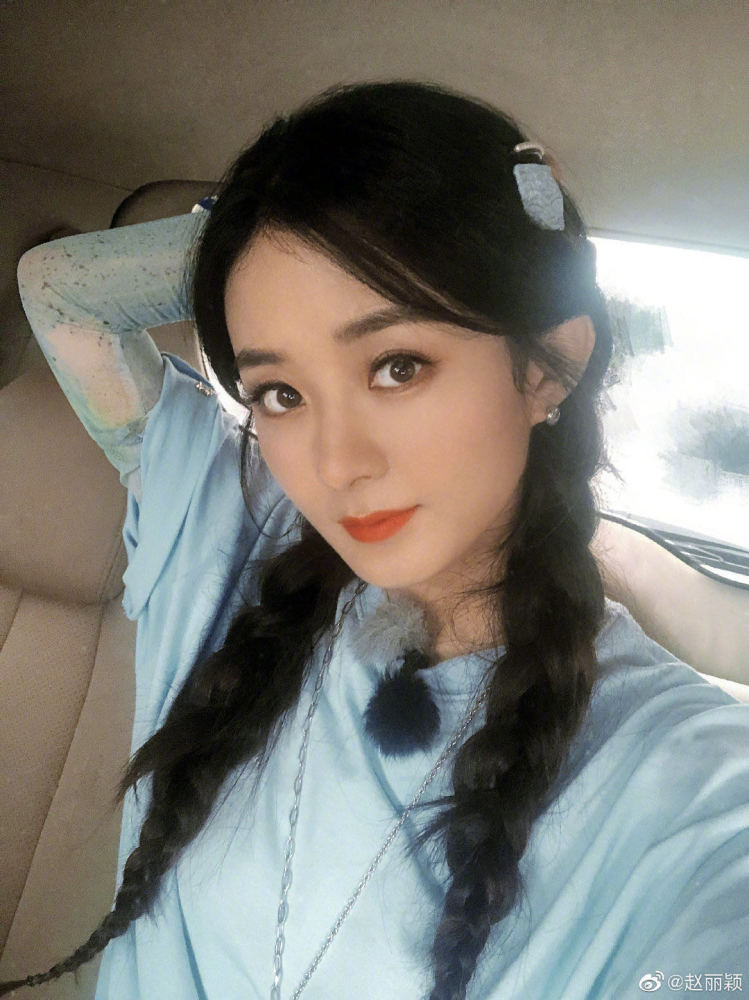 赵丽颖|赵丽颖晒18宫格，整体一看仿佛“消消乐”，是很努力在凑自拍了