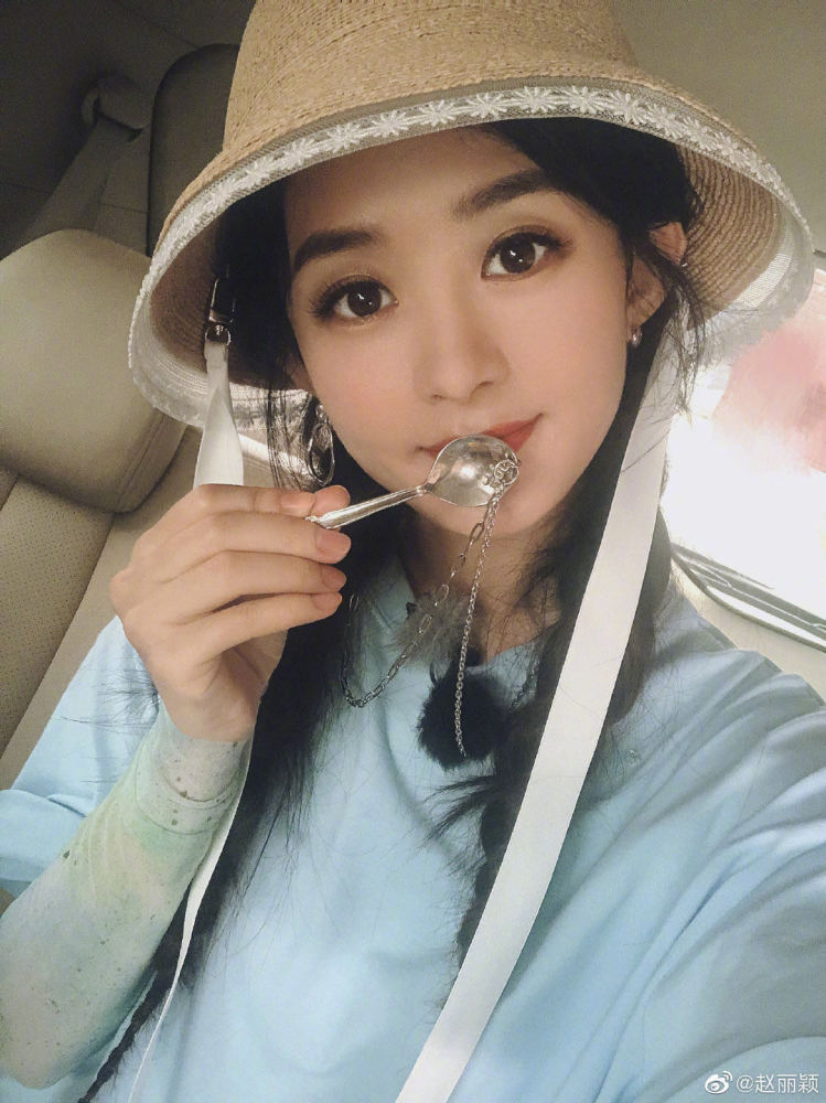 赵丽颖|赵丽颖晒18宫格，整体一看仿佛“消消乐”，是很努力在凑自拍了