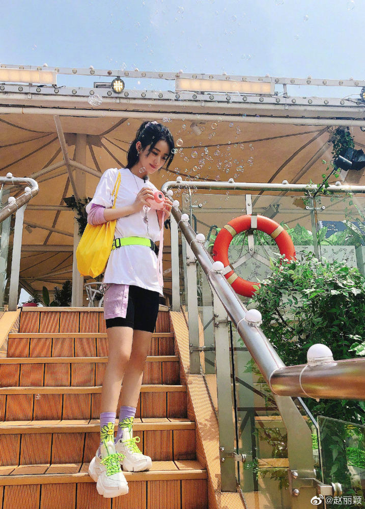 赵丽颖|赵丽颖晒18宫格，整体一看仿佛“消消乐”，是很努力在凑自拍了