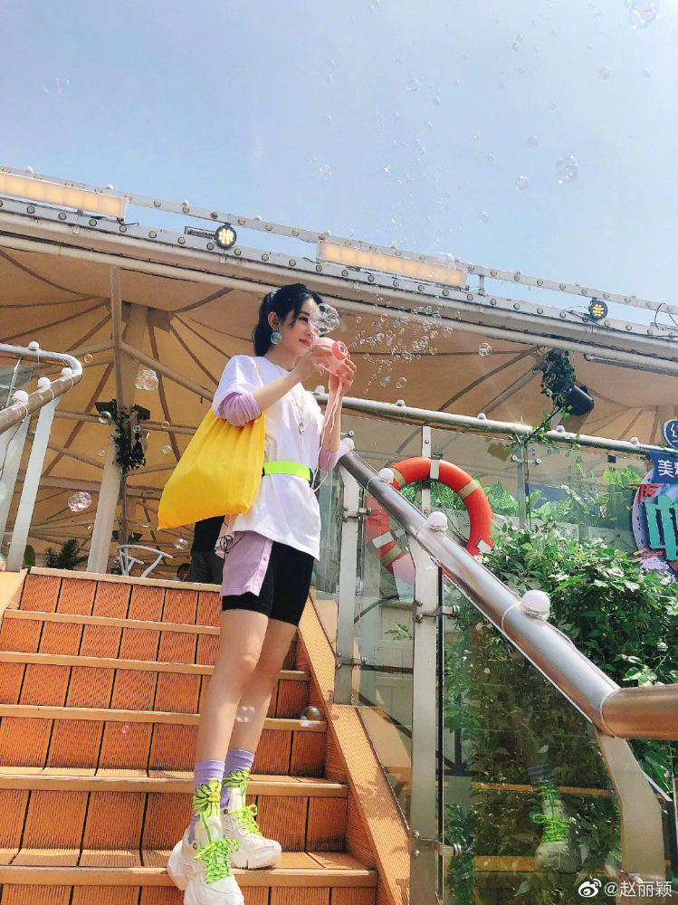 赵丽颖|赵丽颖晒18宫格，整体一看仿佛“消消乐”，是很努力在凑自拍了