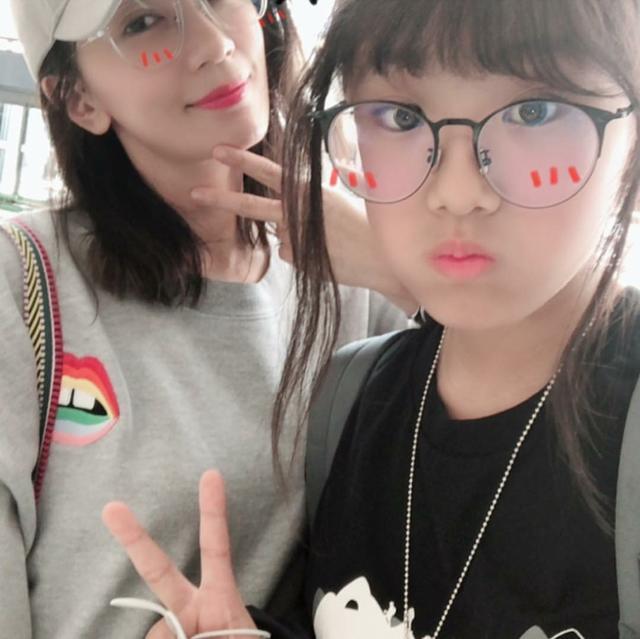咘咘|梧桐妹晒咘咘试戴眼镜，文绉绉书生气十足，姐妹俩越来越像