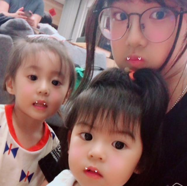 咘咘|梧桐妹晒咘咘试戴眼镜，文绉绉书生气十足，姐妹俩越来越像