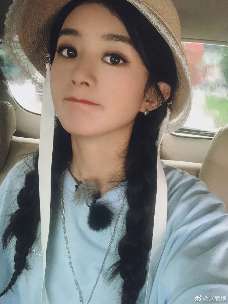 赵丽颖|赵丽颖晒18宫格，整体一看仿佛“消消乐”，是很努力在凑自拍了