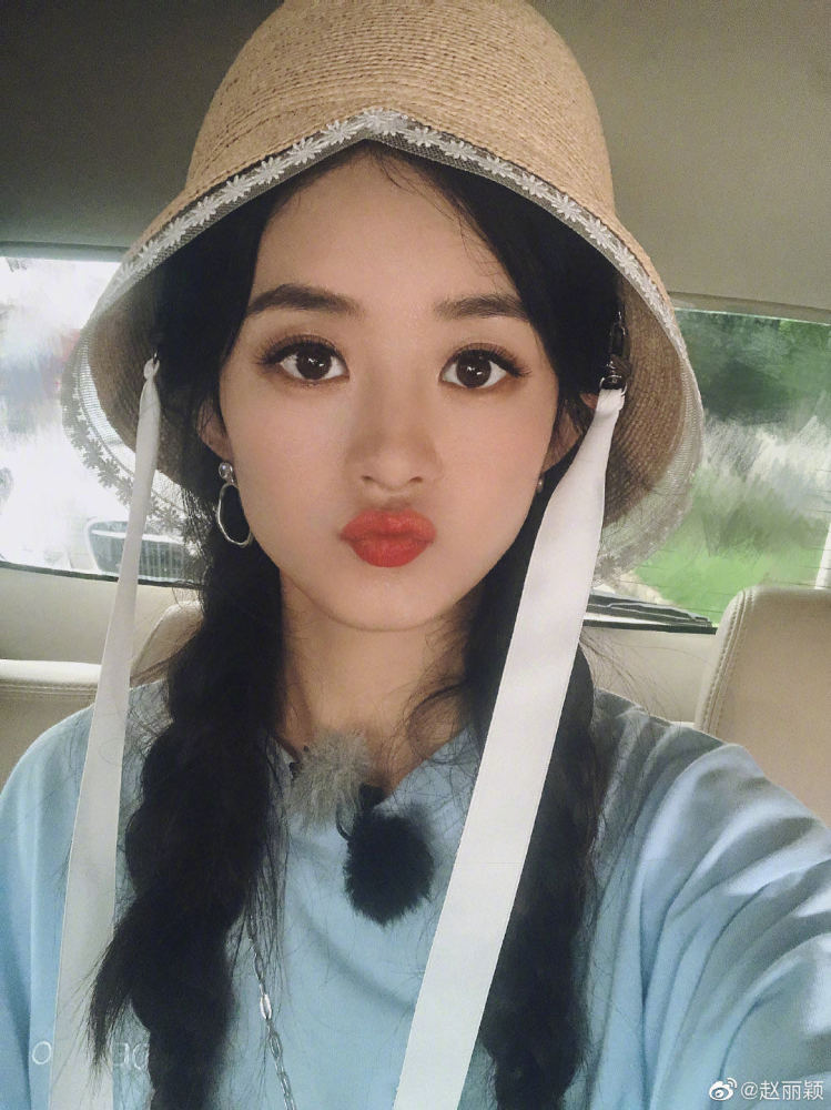 赵丽颖|赵丽颖晒18宫格，整体一看仿佛“消消乐”，是很努力在凑自拍了