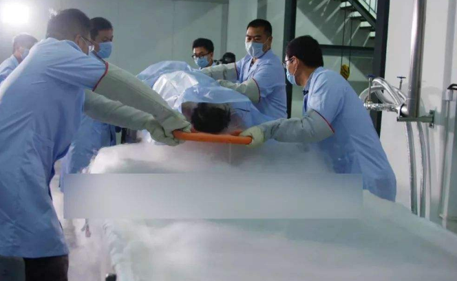 液氮|中国首例冷冻人，全身冷冻在-196℃液氮中，真能死而复生？