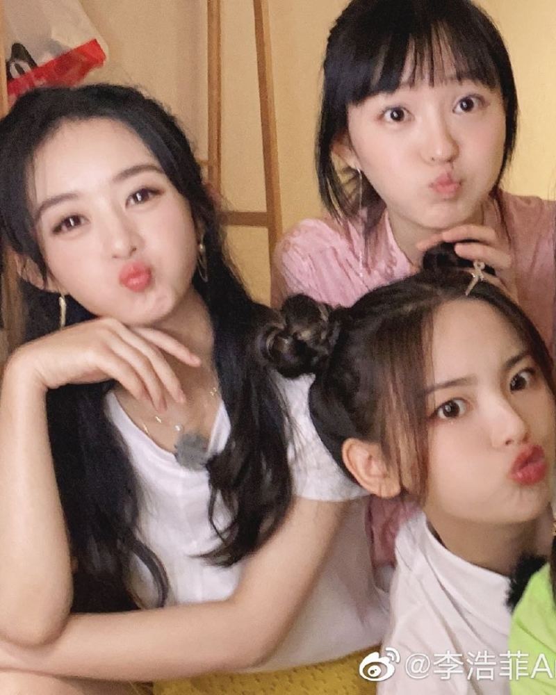 赵丽颖|赵丽颖晒18宫格，整体一看仿佛“消消乐”，是很努力在凑自拍了