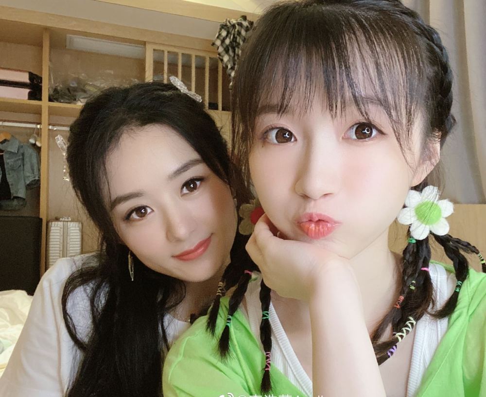 赵丽颖|赵丽颖晒18宫格，整体一看仿佛“消消乐”，是很努力在凑自拍了