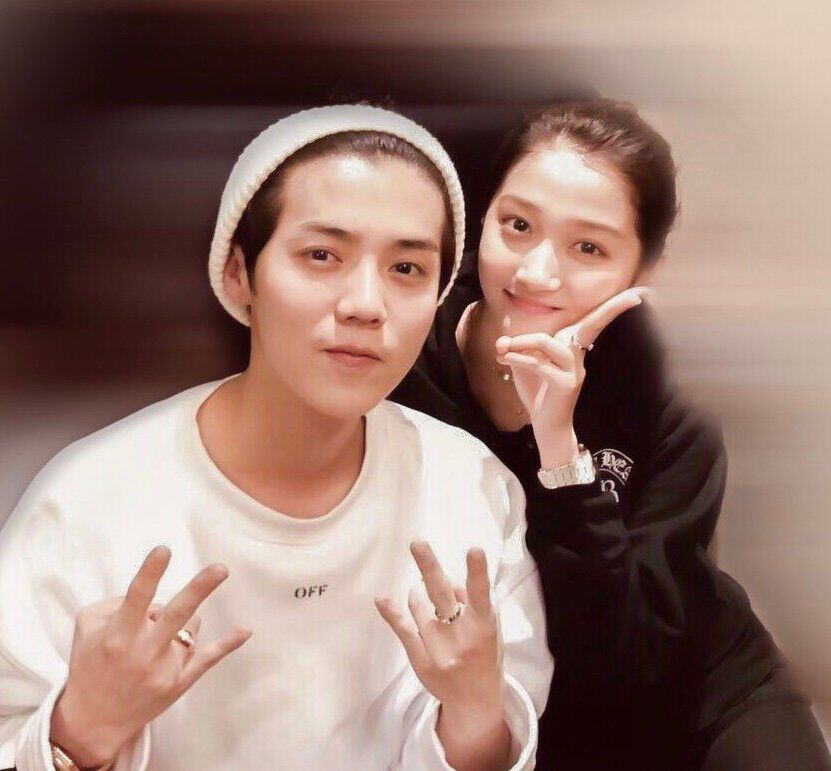 鹿晗|鹿晗录节目暗戳戳秀恩爱？疑故意穿“23号”衣服隔空示爱关晓彤