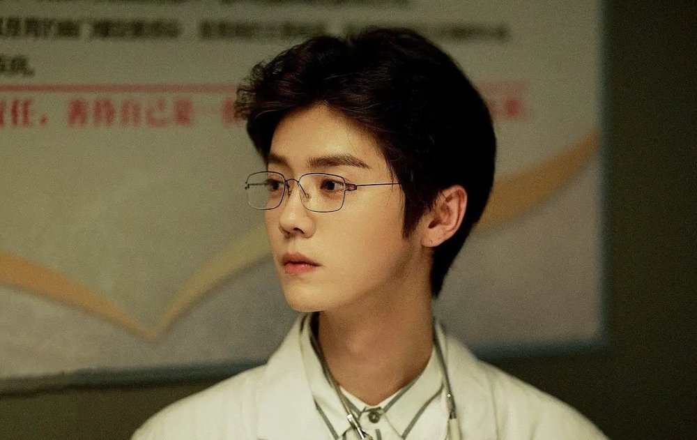 鹿晗|鹿晗录节目暗戳戳秀恩爱？疑故意穿“23号”衣服隔空示爱关晓彤