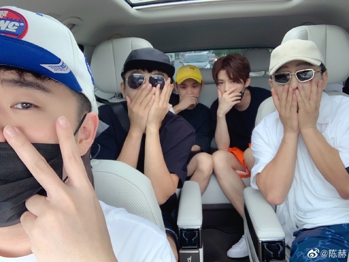 鹿晗|鹿晗录节目暗戳戳秀恩爱？疑故意穿“23号”衣服隔空示爱关晓彤