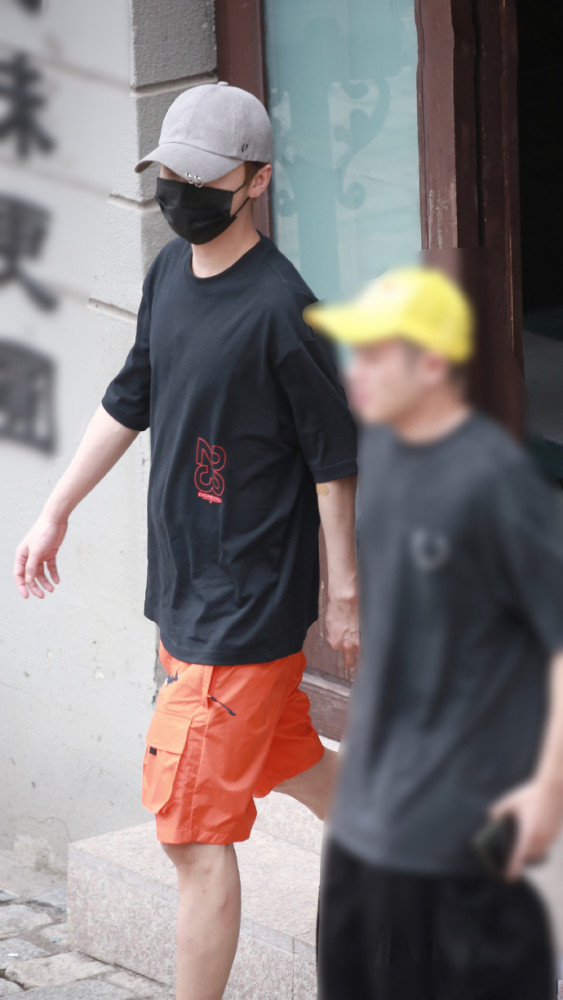 鹿晗|鹿晗录节目暗戳戳秀恩爱？疑故意穿“23号”衣服隔空示爱关晓彤