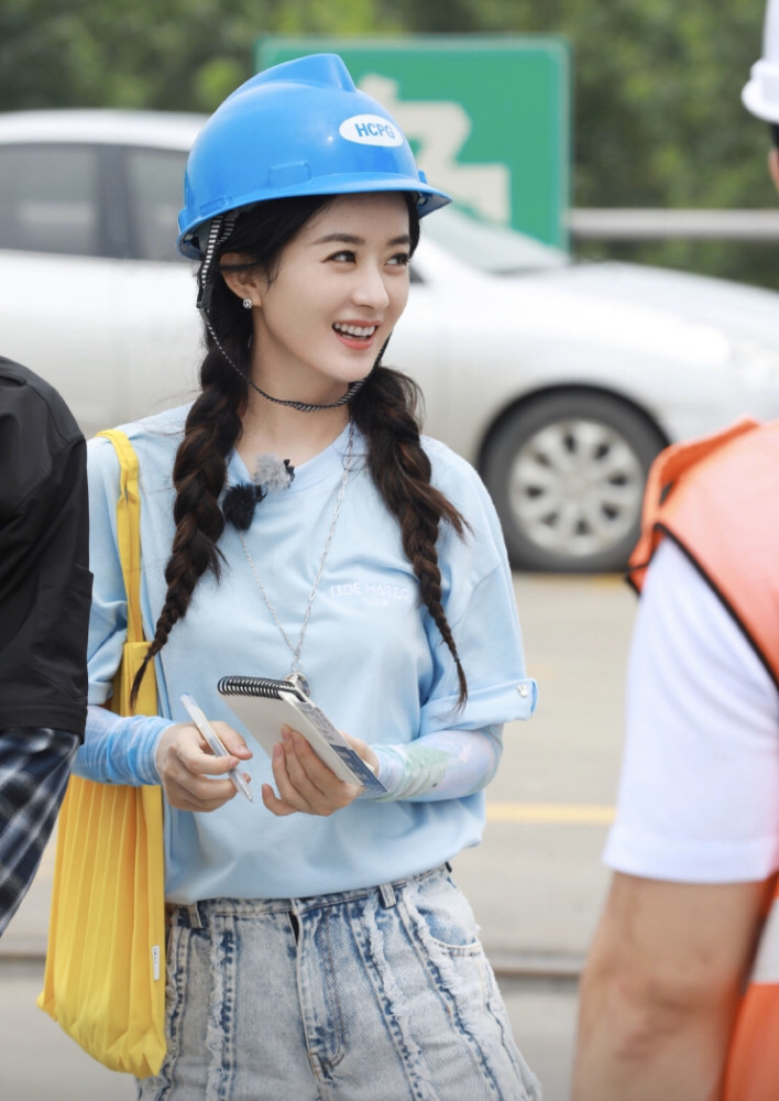 赵丽颖十八宫格自拍来袭,双麻花辫俏皮可爱,她也太宠粉了吧