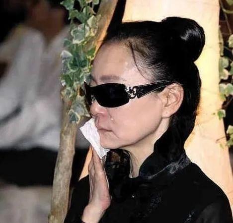 刘雪华|为渣男切子宫，丈夫坠楼身亡，一生无儿女，61岁刘雪华的悲情人生