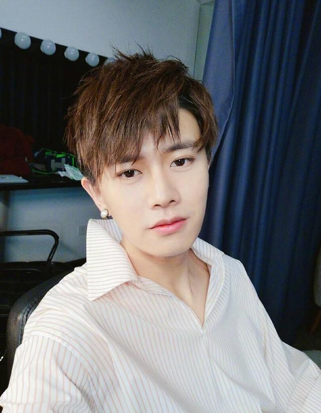 私生饭|私生饭爬进任嘉伦的车？当她在群里炫耀后，还引发一众粉丝羡慕！