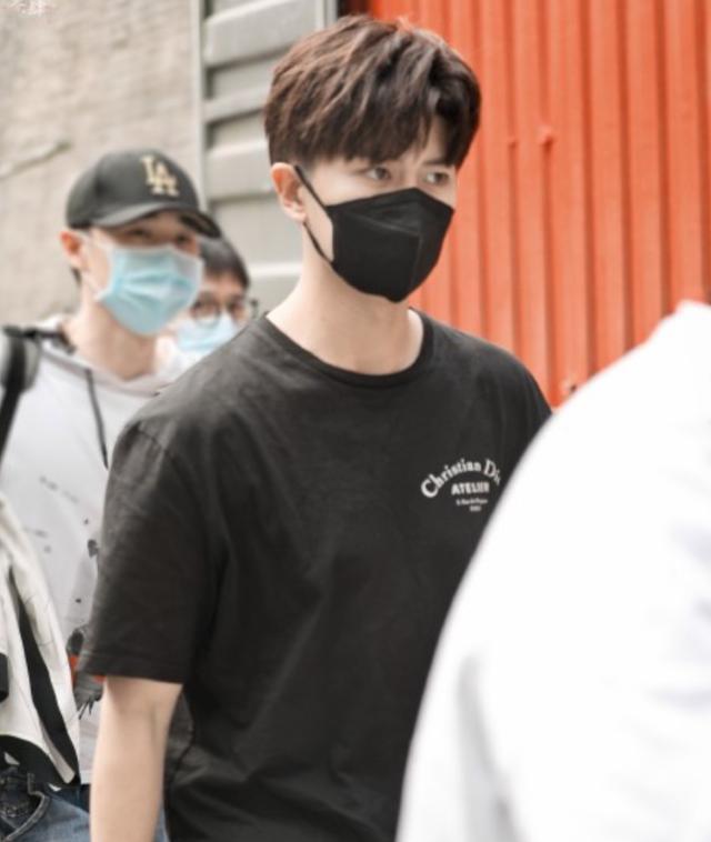 私生饭|私生饭爬进任嘉伦的车？当她在群里炫耀后，还引发一众粉丝羡慕！