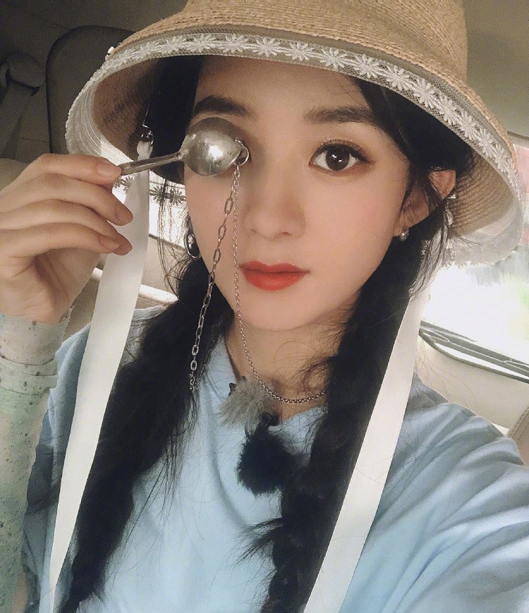 赵丽颖|赵丽颖晒18宫格自拍照，一身休闲装青春靓丽，说她20岁我都信