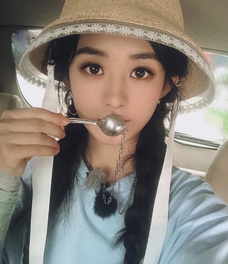 赵丽颖|赵丽颖晒18宫格自拍照，一身休闲装青春靓丽，说她20岁我都信