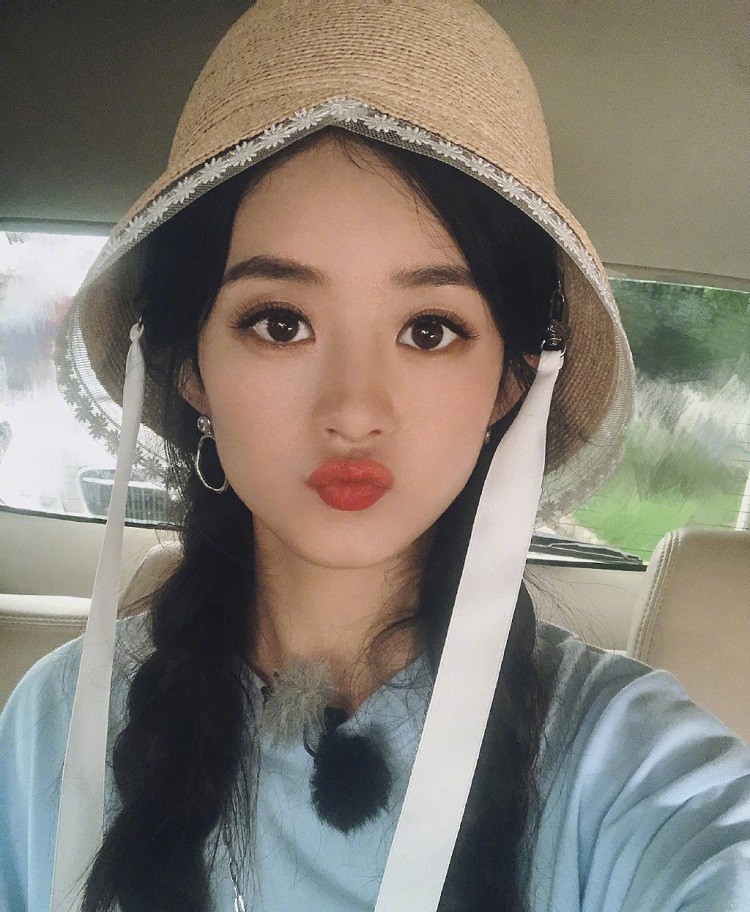 赵丽颖|赵丽颖晒18宫格自拍照，一身休闲装青春靓丽，说她20岁我都信