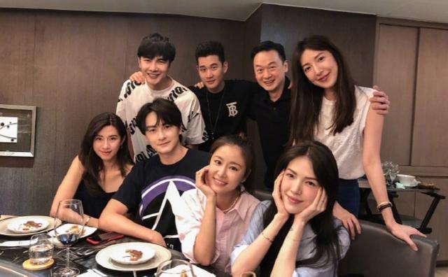 林心如|向赵薇看齐？林心如新剧开拍变身总制作，与闺蜜杨谨华同框飙戏