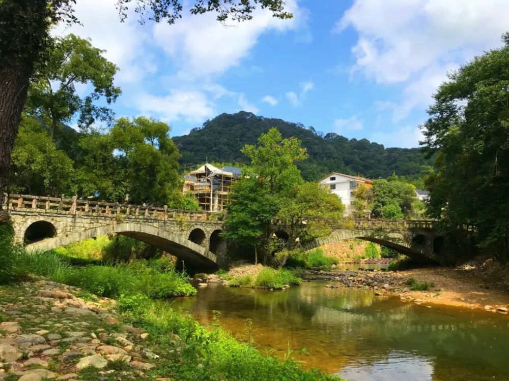 据《九峰志》记载,清朝嘉庆年间,穿村而过的南阳溪和钓月溪,双溪上原