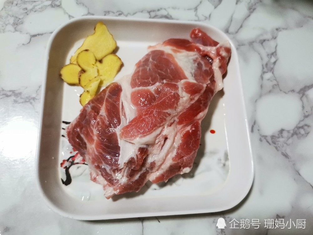 梅花肉又叫前槽肉,梅頭肉,它位於豬的肩胛位置,所以又叫肩胛肉,或是上