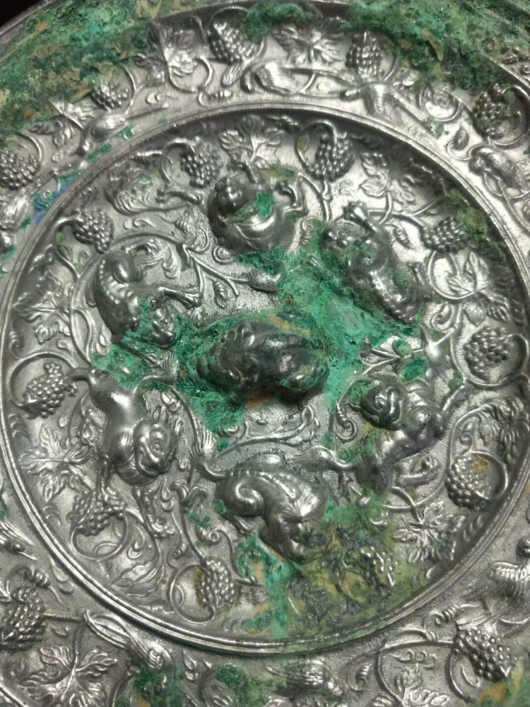 海兽葡萄镜|纹饰凝重精致，工艺繁缛考究，充满神秘色彩的唐代海兽葡萄镜