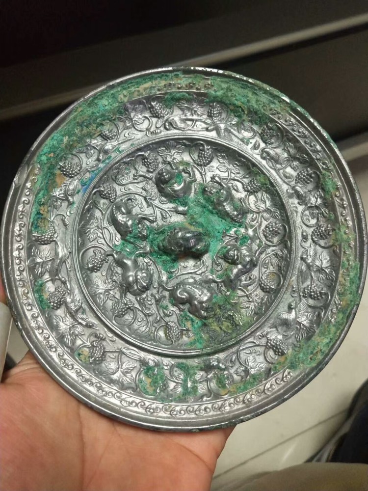 海兽葡萄镜|纹饰凝重精致，工艺繁缛考究，充满神秘色彩的唐代海兽葡萄镜