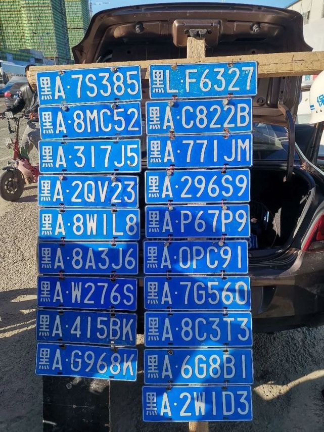 近期降雨,哈尔滨市江北利民东一大街积水非常严重,多台过往车辆的车牌