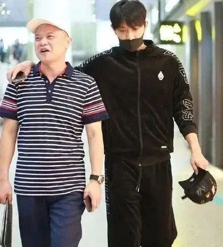 黄子韬|黄子韬父亲因病去世，年仅52岁：爸爸此生的愿望只希望你快乐