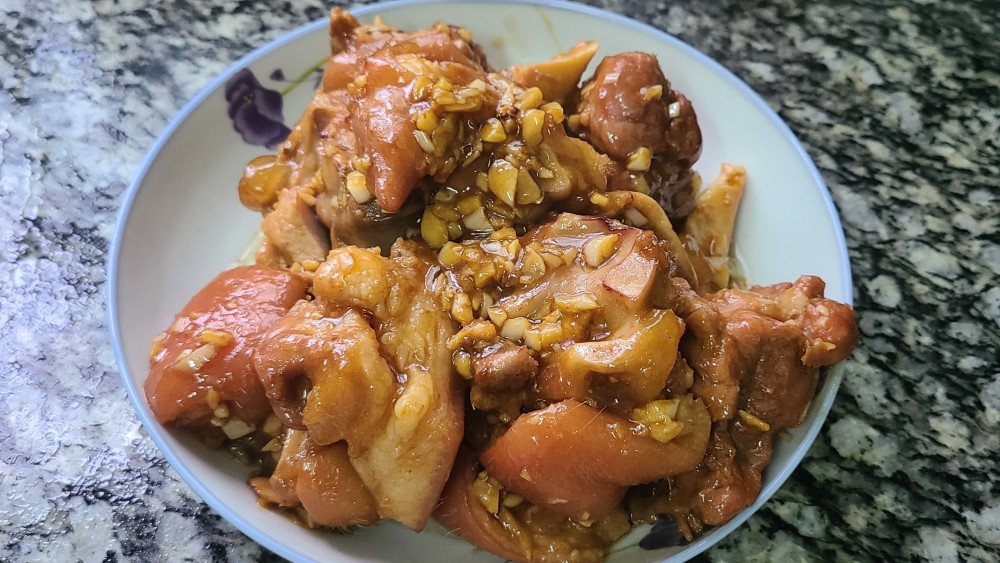 蒜香猪脚,简单好吃香味浓,这样的下饭菜,看着就嘴馋