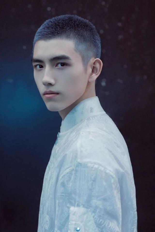 李现|男明星寸头可以有多撩？李现、易烊千玺、玄彬…行走的荷尔蒙！