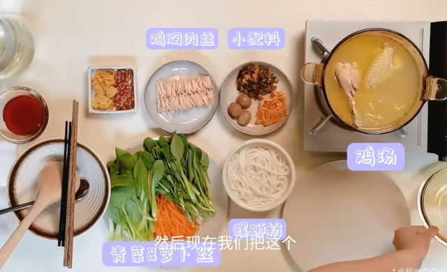 关晓彤|今天被180斤的关晓彤炸出来了！完全胖成另外一个人…