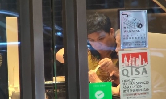 苏永康|胖若两人！知名歌手苏永康突然长胖认不出，陪妈妈吃饭做孝顺儿子