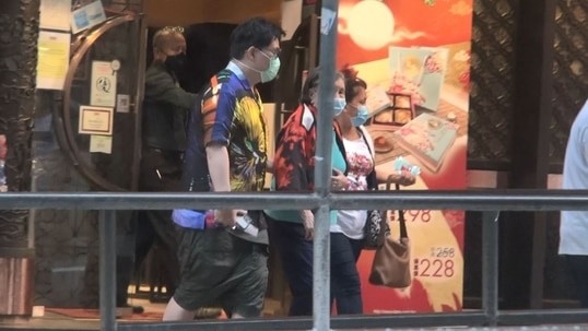 苏永康|胖若两人！知名歌手苏永康突然长胖认不出，陪妈妈吃饭做孝顺儿子