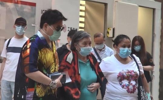 苏永康|胖若两人！知名歌手苏永康突然长胖认不出，陪妈妈吃饭做孝顺儿子