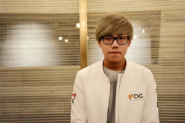 这局zoom使用的是猴子中单,排到的打野是swift的人马,前期zoom的对线