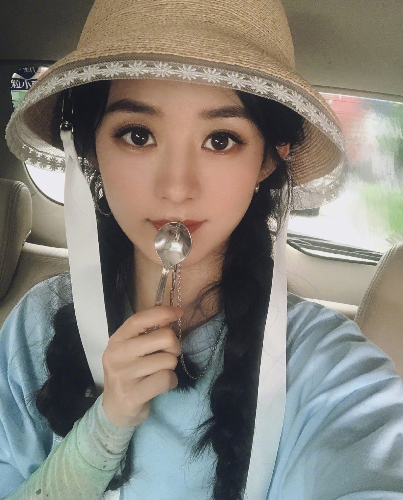 赵丽颖|赵丽颖罕见晒18宫格照，扎双马尾俏皮嘟嘴卖萌，玩泡泡机少女心泛滥