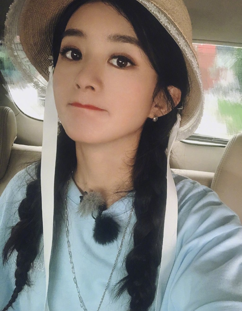 赵丽颖|赵丽颖罕见晒18宫格照，扎双马尾俏皮嘟嘴卖萌，玩泡泡机少女心泛滥