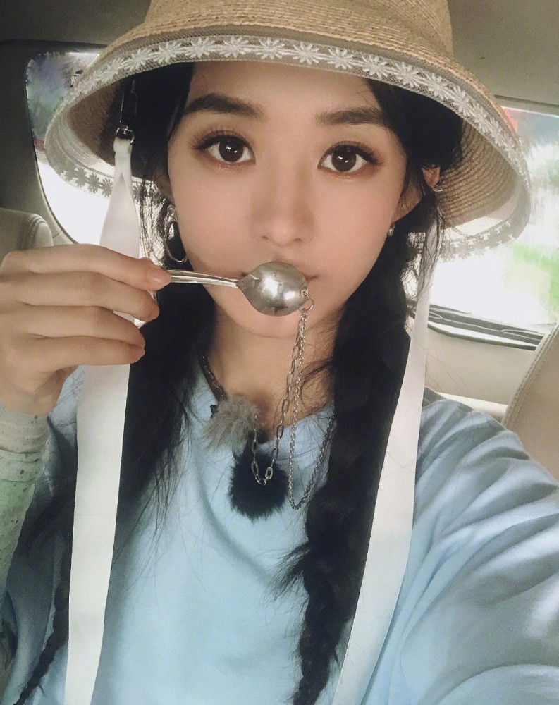 赵丽颖|赵丽颖罕见晒18宫格照，扎双马尾俏皮嘟嘴卖萌，玩泡泡机少女心泛滥