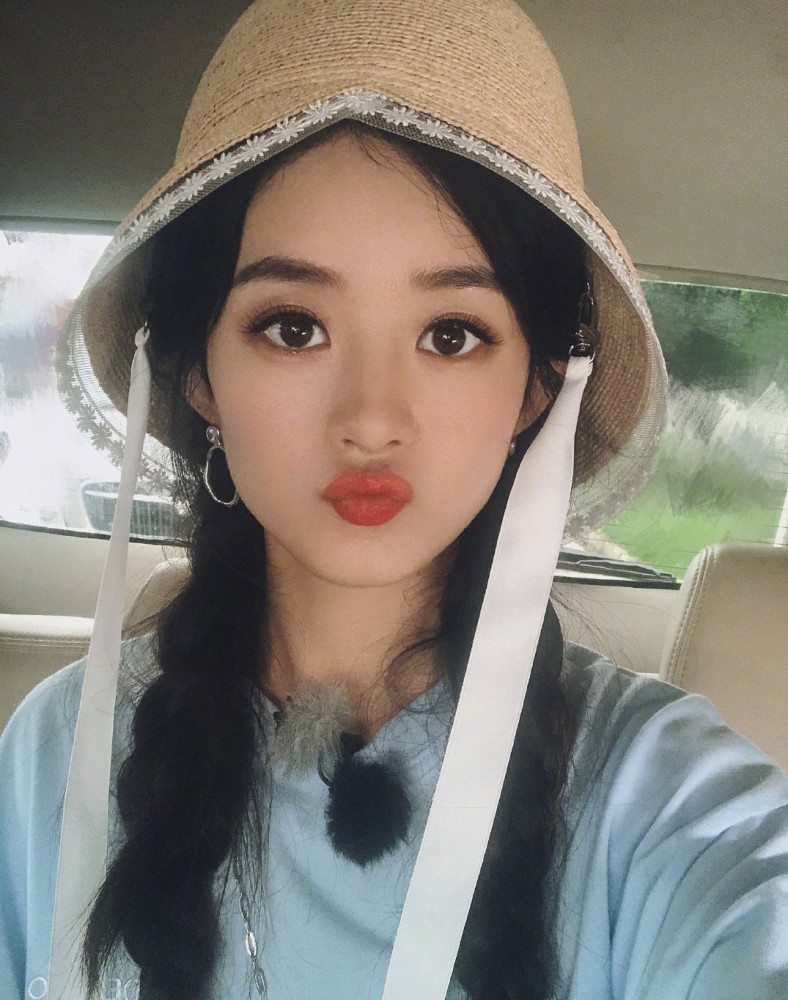 赵丽颖|赵丽颖罕见晒18宫格照，扎双马尾俏皮嘟嘴卖萌，玩泡泡机少女心泛滥