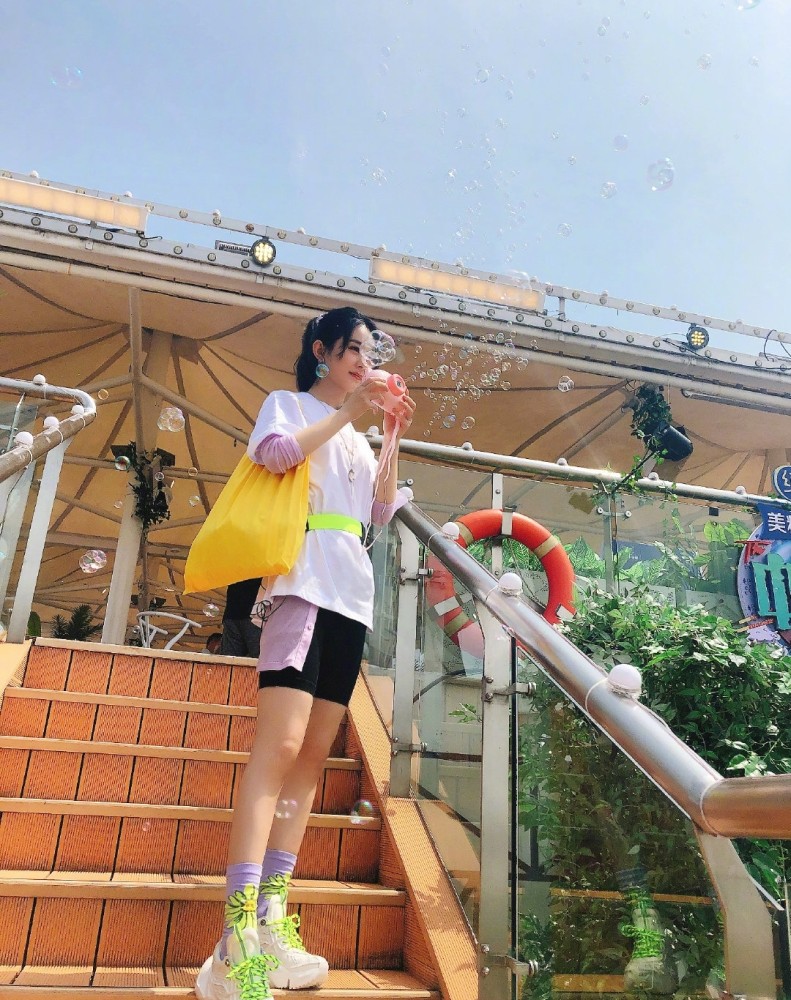 赵丽颖|赵丽颖罕见晒18宫格照，扎双马尾俏皮嘟嘴卖萌，玩泡泡机少女心泛滥