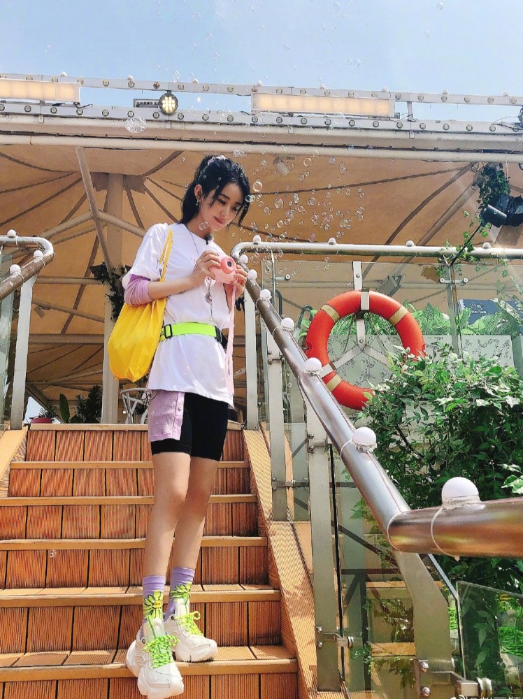 赵丽颖|赵丽颖罕见晒18宫格照，扎双马尾俏皮嘟嘴卖萌，玩泡泡机少女心泛滥