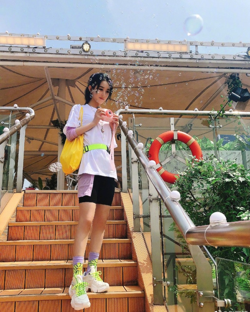 赵丽颖|赵丽颖罕见晒18宫格照，扎双马尾俏皮嘟嘴卖萌，玩泡泡机少女心泛滥