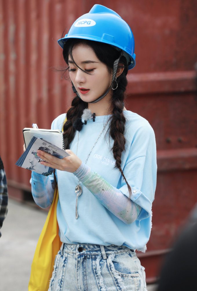 赵丽颖|赵丽颖罕见晒18宫格照，扎双马尾俏皮嘟嘴卖萌，玩泡泡机少女心泛滥