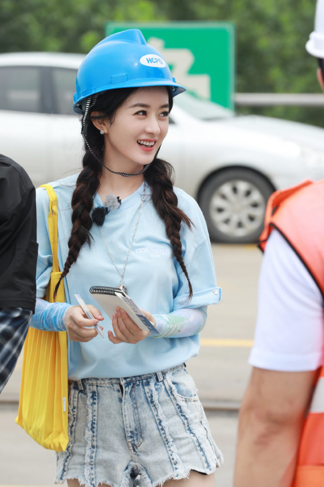 赵丽颖|赵丽颖罕见晒18宫格照，扎双马尾俏皮嘟嘴卖萌，玩泡泡机少女心泛滥