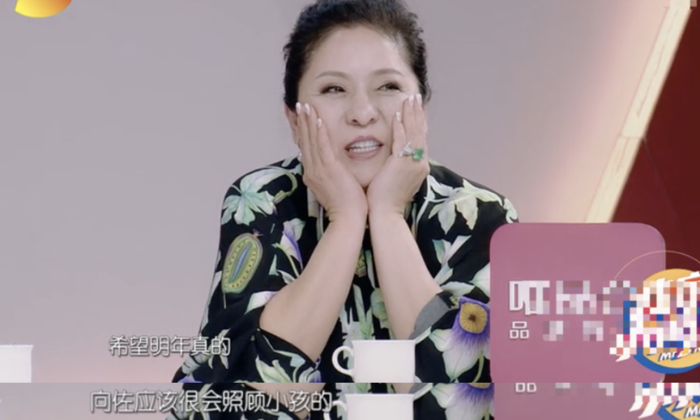 郭碧婷|郭碧婷爸爸晒向佐送女儿的超大花束，卡片内容引关注，小两口太甜