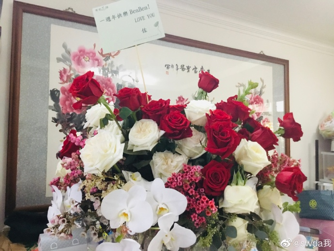 郭碧婷|郭碧婷爸爸晒向佐送女儿的超大花束，卡片内容引关注，小两口太甜